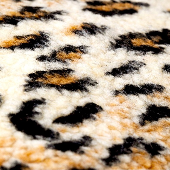 New Boutique Line Leopard Pattern Faux Sherpa Crossbody - Picture 6 of 9